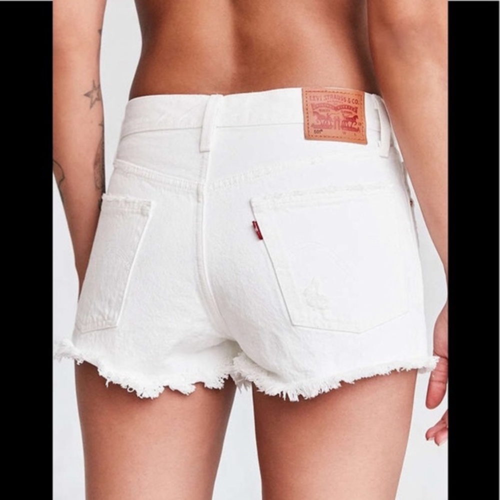 New with tags Levi’s 501 white jean shorts.